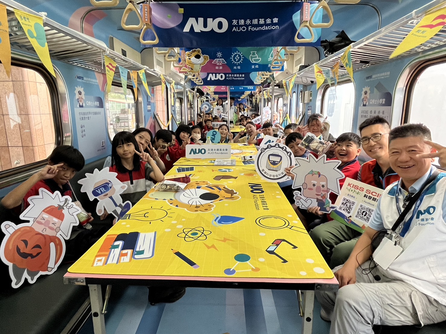 DB真人永續基金會參與「臺灣科普環島列車」，設計基礎科學車廂課程，以「淨零碳排和永續能源」為主題，讓學生透過創意實驗認識淨零知識，以及思考生活中的減碳行為